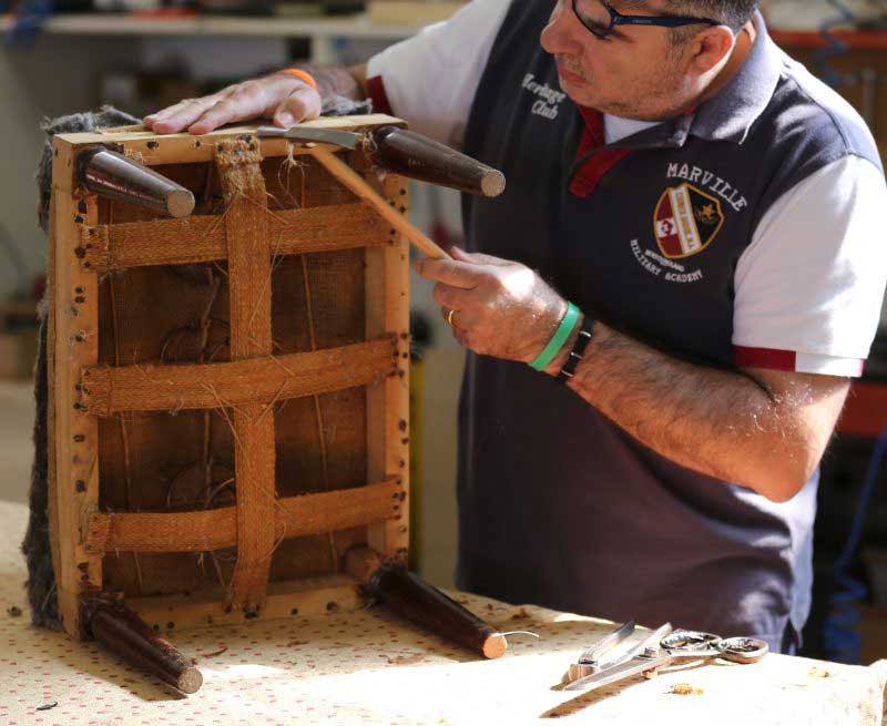 Artigiano tappezziere che lavora a Lissone da 2EsseDivani