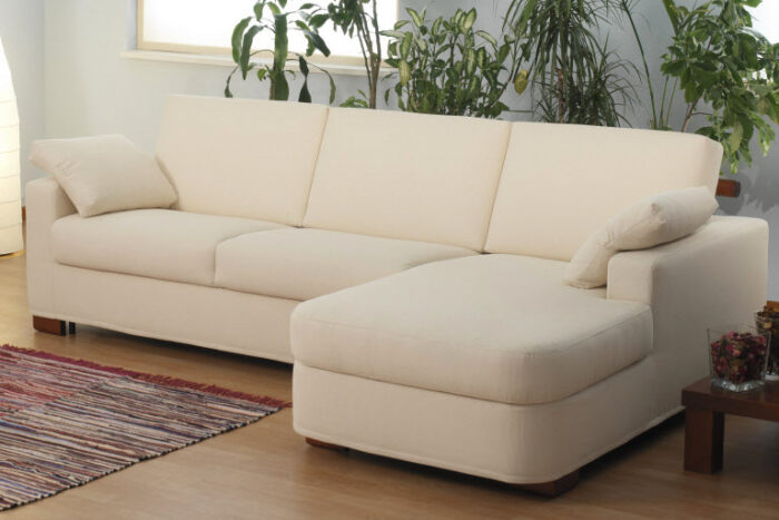 Divano letto con penisola beige. Divano su misura Monza