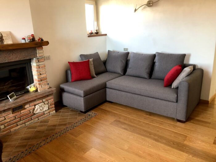 Divano letto con penisola personalizzabile. Divano su misura Monza