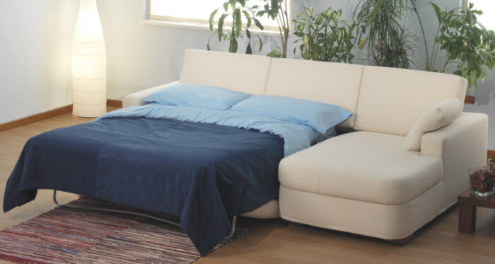 Divano letto con penisola beige. Divano su misura Monza