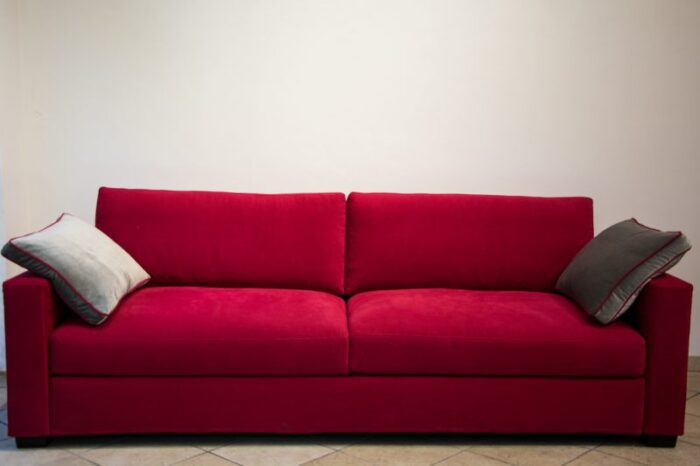 Divano moderno a due posti rosso