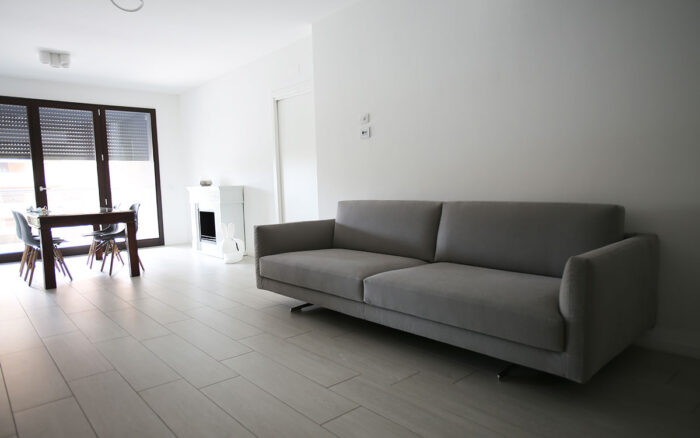 Divano moderno Stanley, interamente Made in Italy