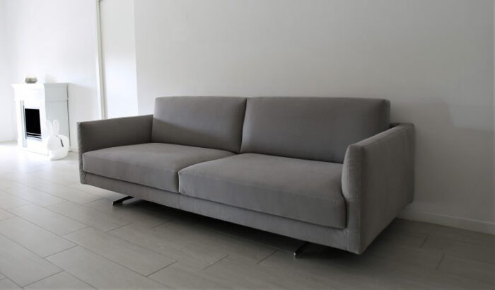 Divano moderno Stanley, interamente Made in Italy