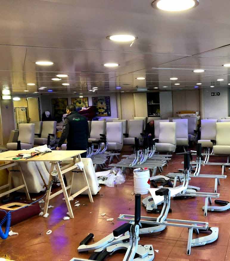 artigiani tappezzieri all'opera