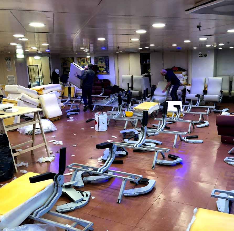 tappezzieri che rifanno i sedili di una nave